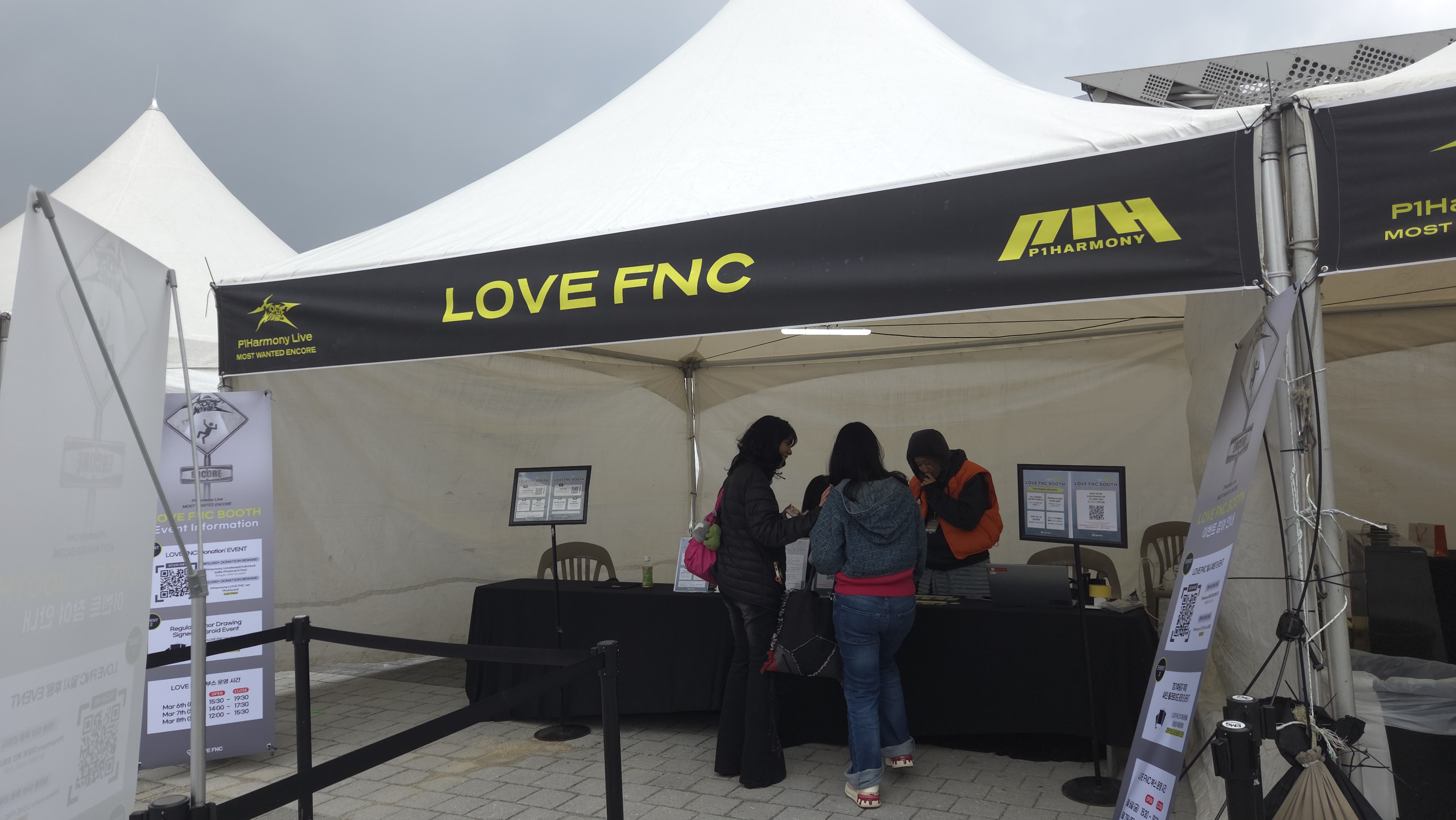 P1Harmony와 P1ece가 함께한 공연 현장의 LOVE FNC 부스